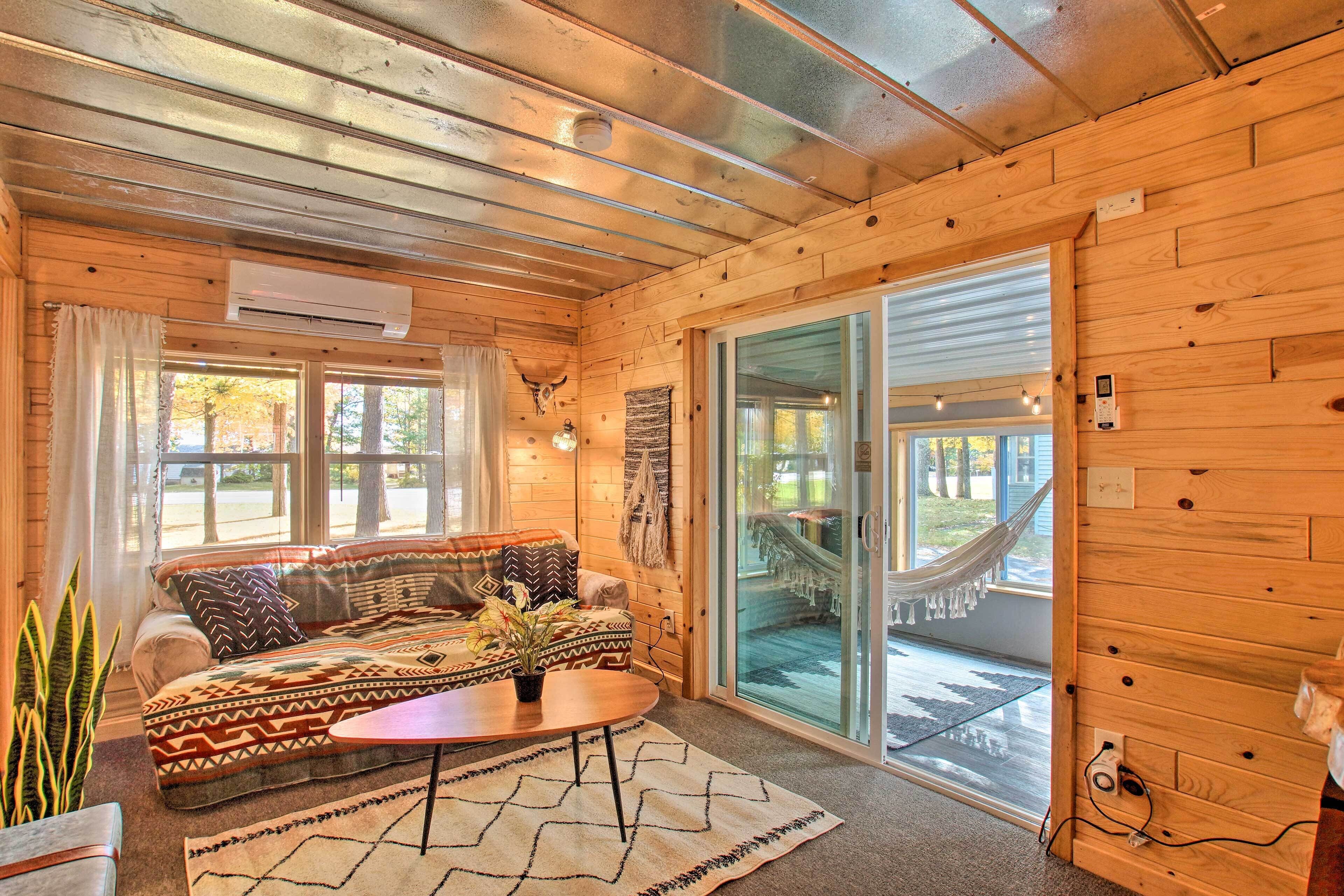 Idyllic 'finn's Retreat' - Walk to Lake Huron