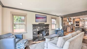 TV, fireplace