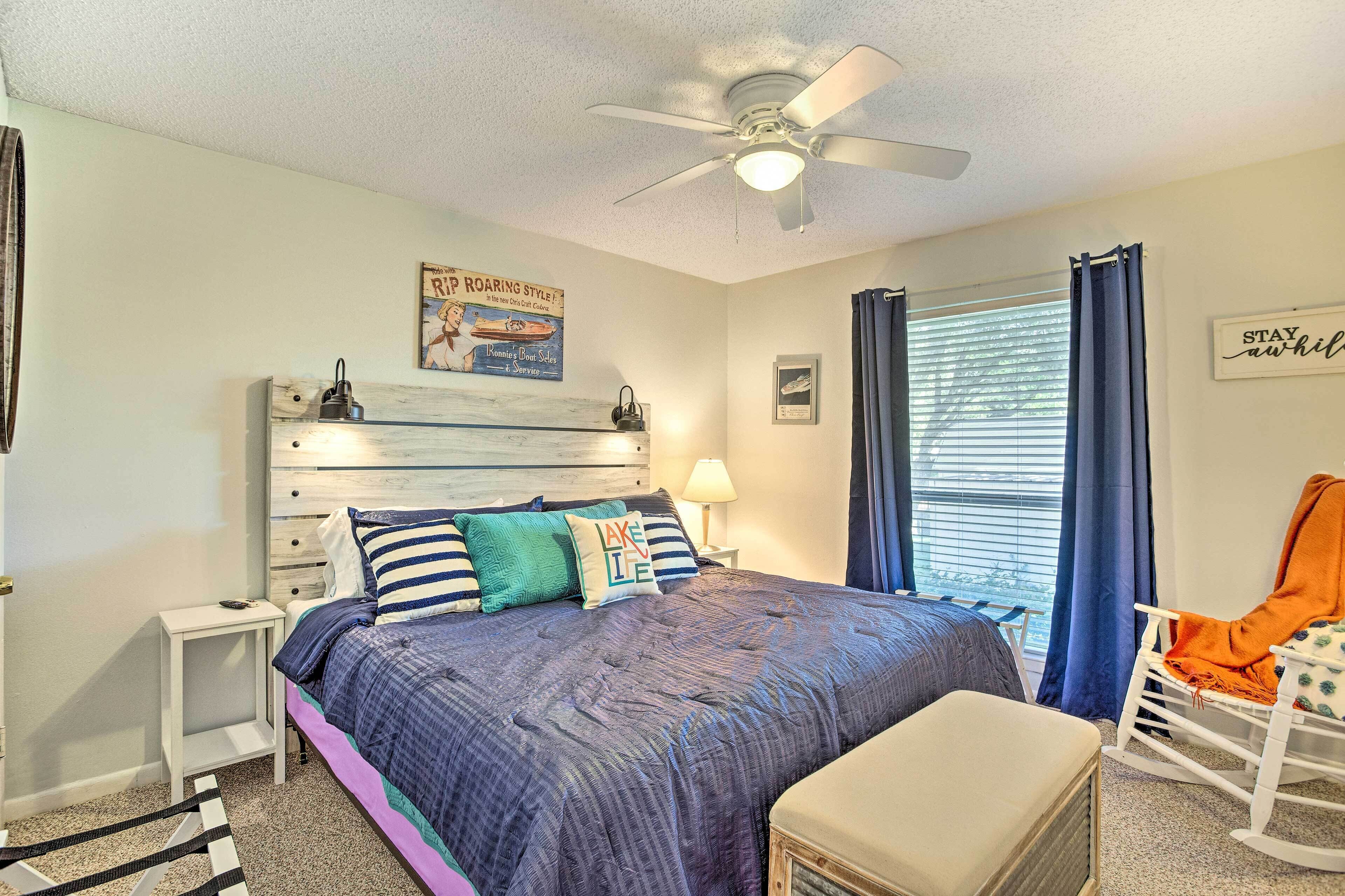 Cedar Creek Lake Home: Private Dock & Hot Tub