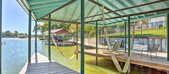 Cedar Creek Lake Home: Private Dock & Hot Tub