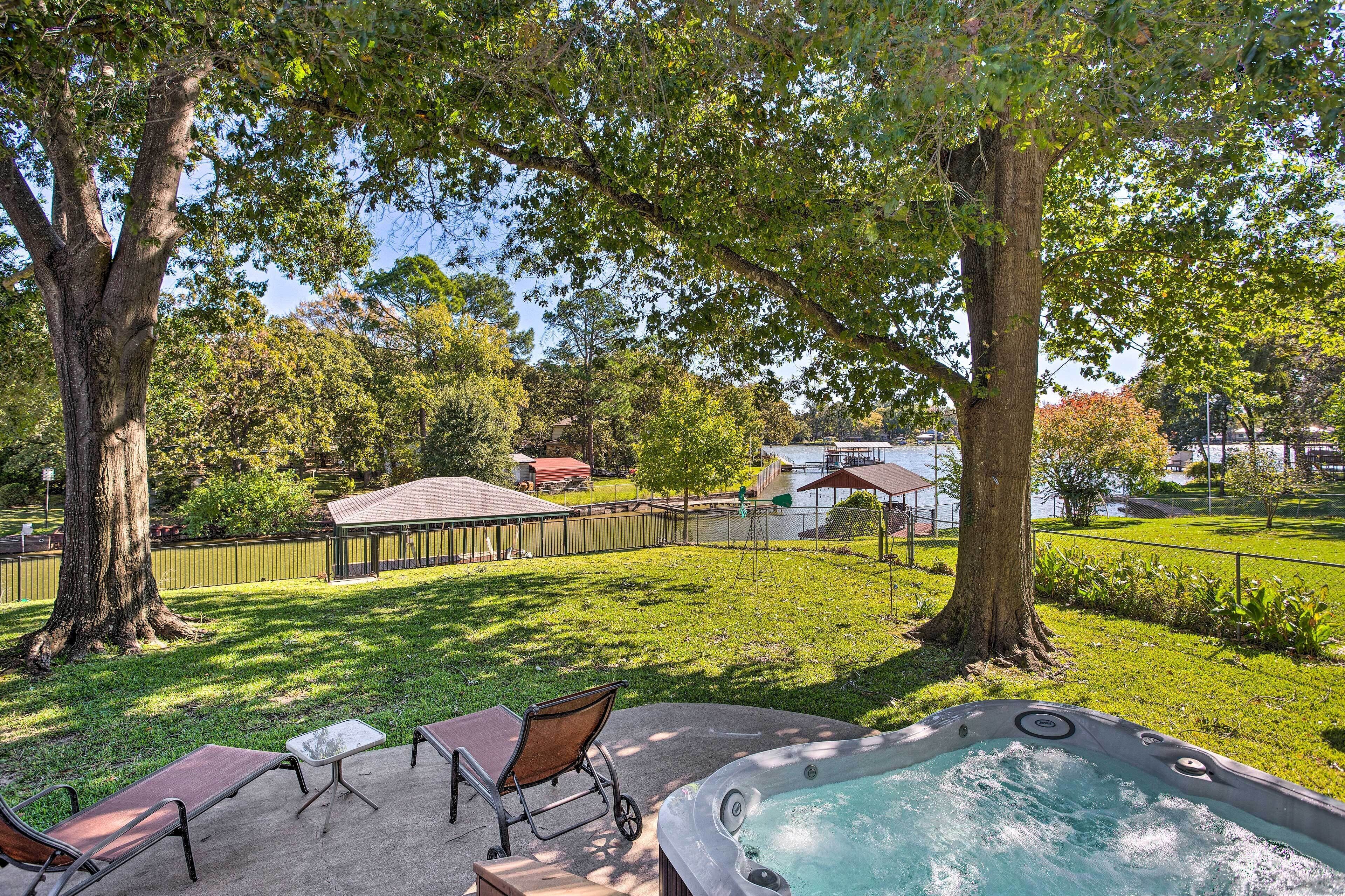 Cedar Creek Lake Home: Private Dock & Hot Tub