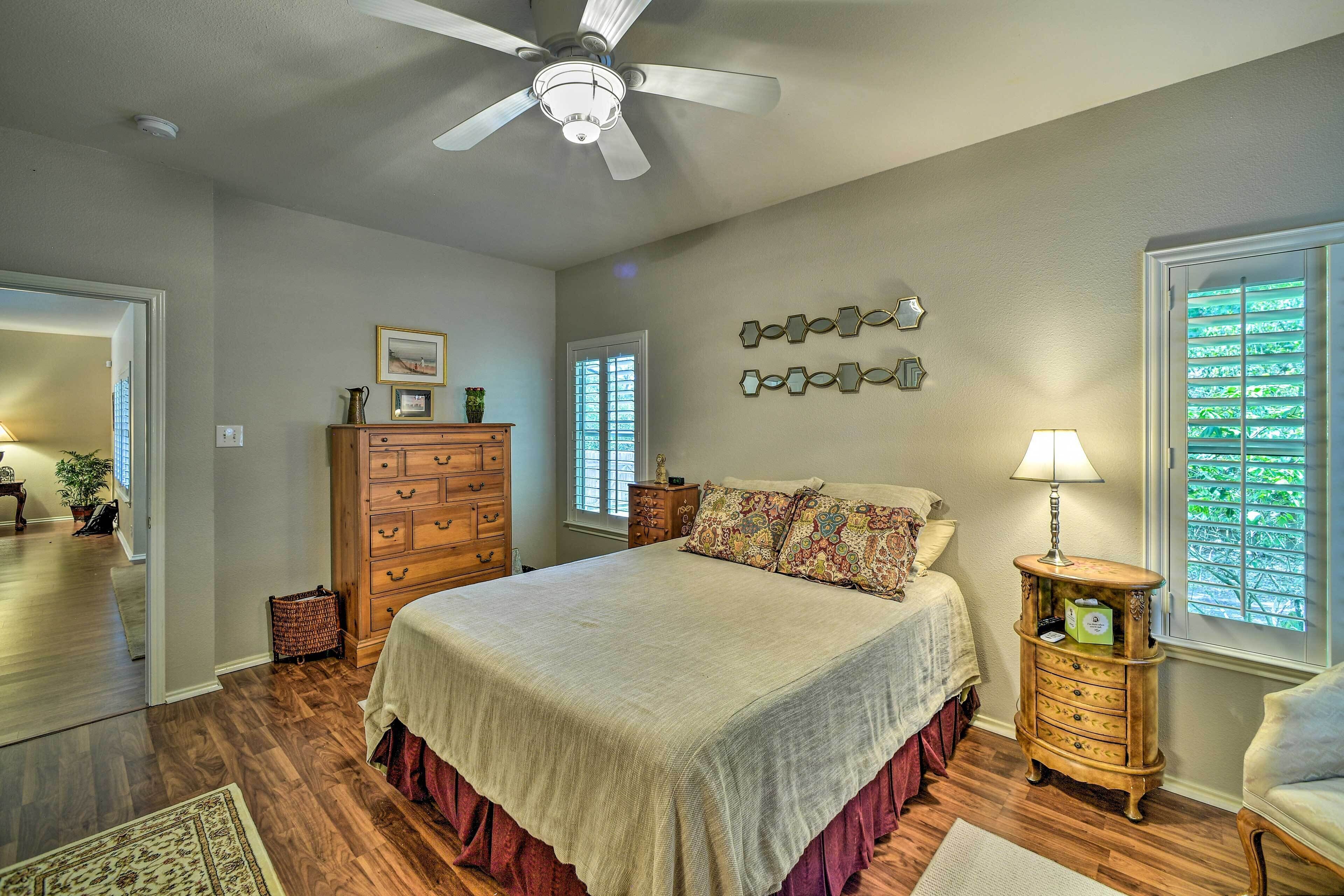 Upscale San Antonio Home W/screened-in Porch!