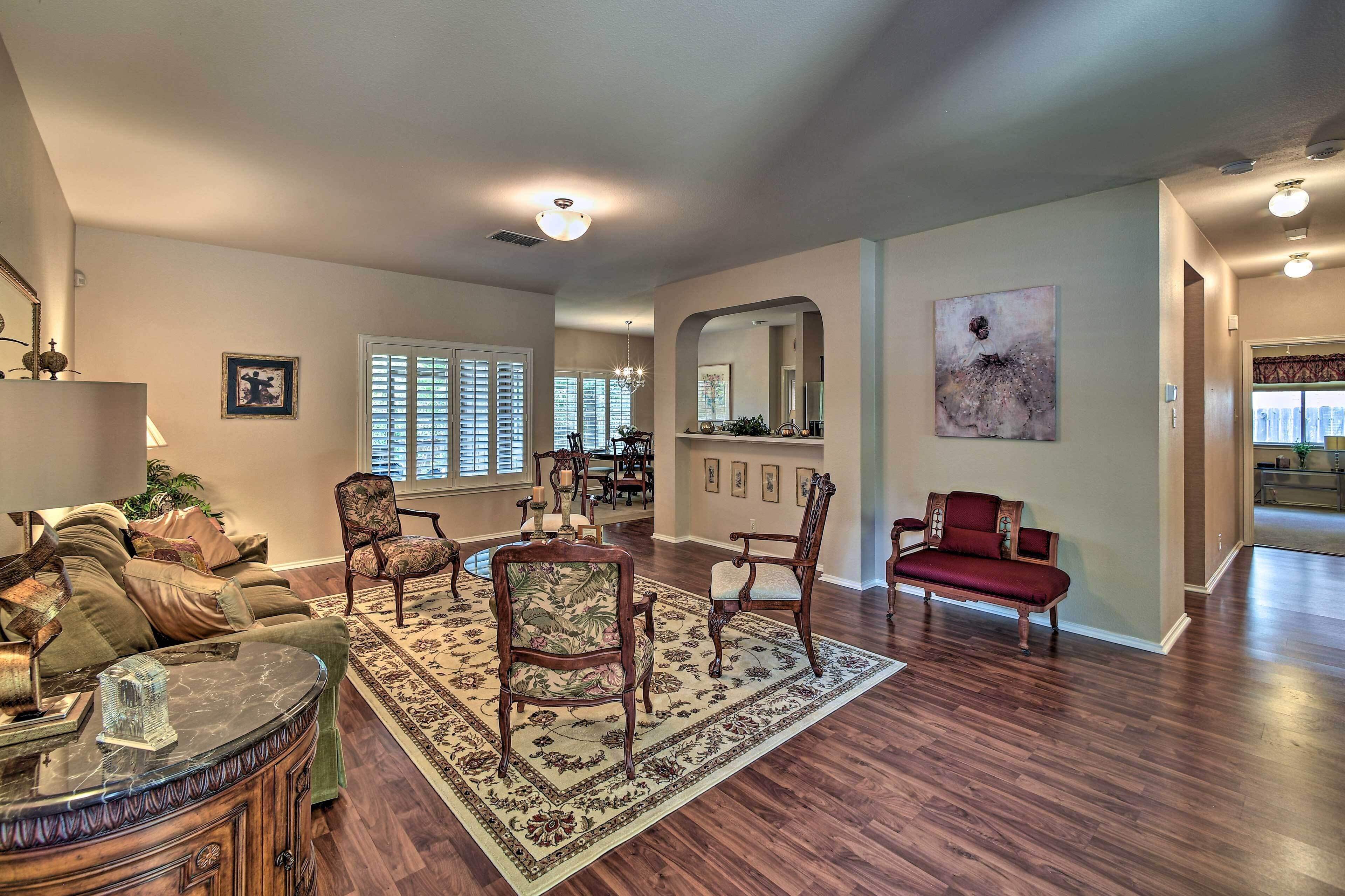 Upscale San Antonio Home W/screened-in Porch!