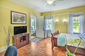 Apartment (0 Bedroom) | Interior - Historic Crescent City Studio - Lakefront w/ Dock! (Crescent City)