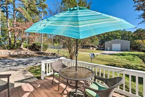 Outdoor dining - Beautiful Ozark Oasis w/ Deck: Walk to Beaver Lake (Rogers)