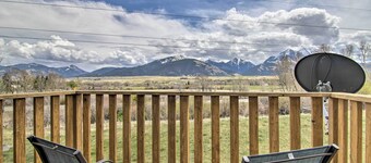 Airy Emigrant Townhome w/ Sweeping Mtn Views!