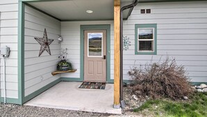 A house with a front door, a star decoration, and a window.