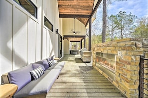 Interior - Private Hot Tub, Outdoor Fireplace: Broken Bow Gem (Broken Bow)