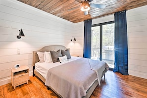 Interior - Private Hot Tub, Outdoor Fireplace: Broken Bow Gem (Broken Bow)