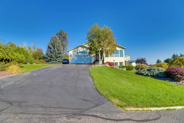 House (3 Bedrooms) | Interior - Stunning Lakeside House w/ Deck + Water Views (Lakeside)