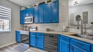 Căn hộ (3 Bedrooms) | Bếp riêng | Lò vi sóng, lò nướng, bếp nấu, máy rửa bát 