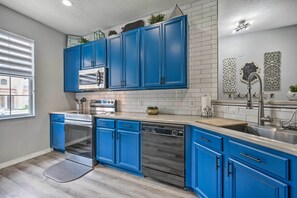 Apartamento (3 Bedrooms) | Cozinha privada | Micro-ondas, fogão, cooktop, lava-louças