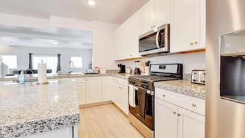 Apartment (3 Bedrooms) | Private kitchen | Microwave, dishwasher, cookware/dishes/utensils, ice maker