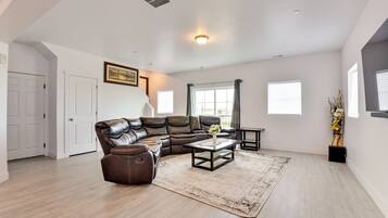 Apartment (3 Bedrooms) | Living area | TV