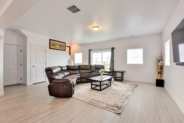 Apartment (3 Bedrooms) | Living area | TV