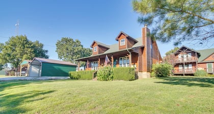 Incredible Log Home: 1 Mile From Lake Tenkiller
