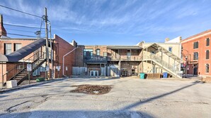A street with buildings, a staircase, and a manhole cover. - Upscale Loft in the Heart of Dtwn Springfield (Springfield)
