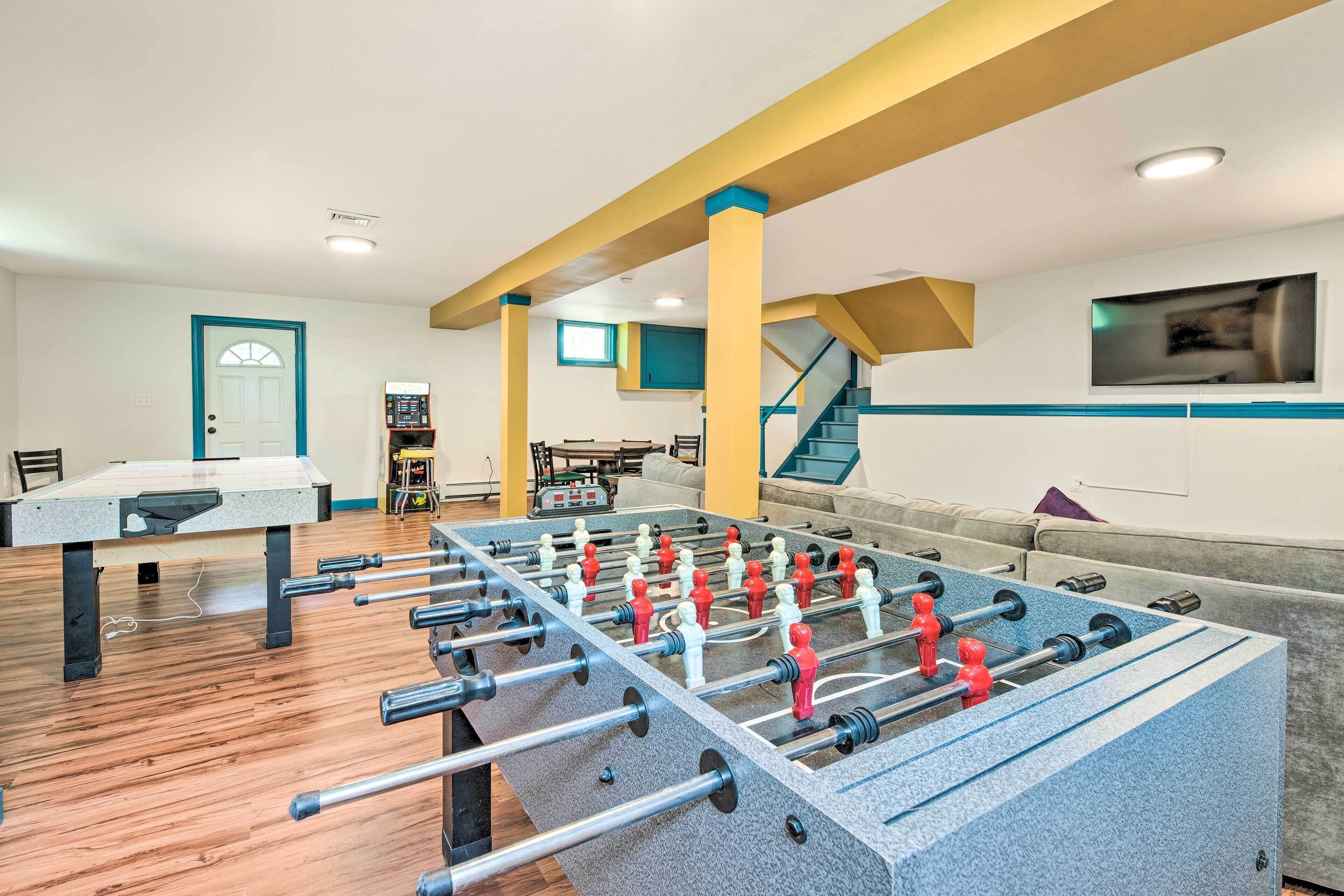 East Stroudsburg Home w/ Decks & Private Pond