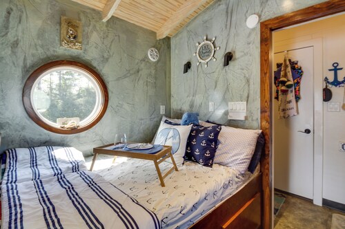 Bay St Louis Houseboat 6 Mi to Old Town & Beach!