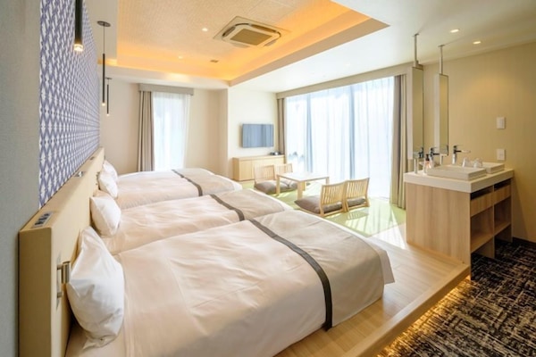 Blackout drapes, free WiFi, bed sheets