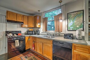 House (3 Bedrooms) | Private kitchen | Microwave, oven, stovetop, dishwasher