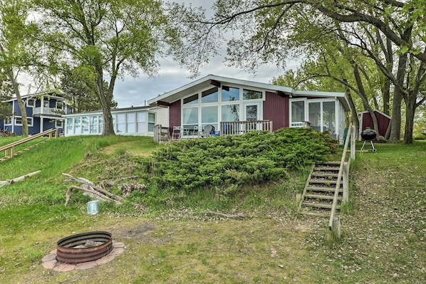 Cottage (3 Bedrooms) | Interior - Lakefront Cottage Near Wineries + State Parks! (Mears)