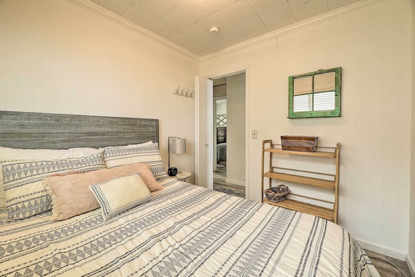 Cottage (3 Bedrooms) | Interior - Lakefront Cottage Near Wineries + State Parks! (Mears)