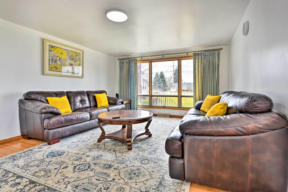 Vacation Rental ~ 8 Mi to Keybank Center!