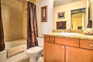 Ein Badezimmer mit Badewanne, Toilette und Waschbecken.