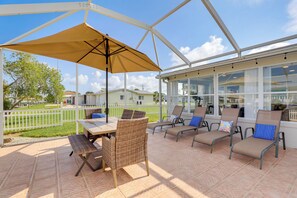 Interior - Canal-front Haven: Pool, Dock & Lanai in Palmetto (Palmetto)