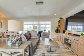 Interior - Canal-front Haven: Pool, Dock & Lanai in Palmetto (Palmetto)