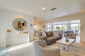 Interior - Canal-front Haven: Pool, Dock & Lanai in Palmetto (Palmetto)