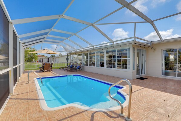 Interior - Canal-front Haven: Pool, Dock & Lanai in Palmetto (Palmetto)