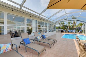 Interior - Canal-front Haven: Pool, Dock & Lanai in Palmetto (Palmetto)