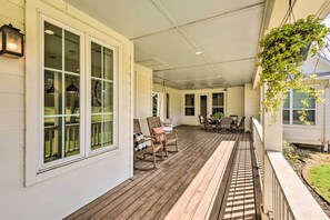 A covered porch with wooden flooring, white railings, and a hanging plant. - 12 Mi to Tcu: Fort Worth Cottage w/ Farmland Views (Fort Worth)
