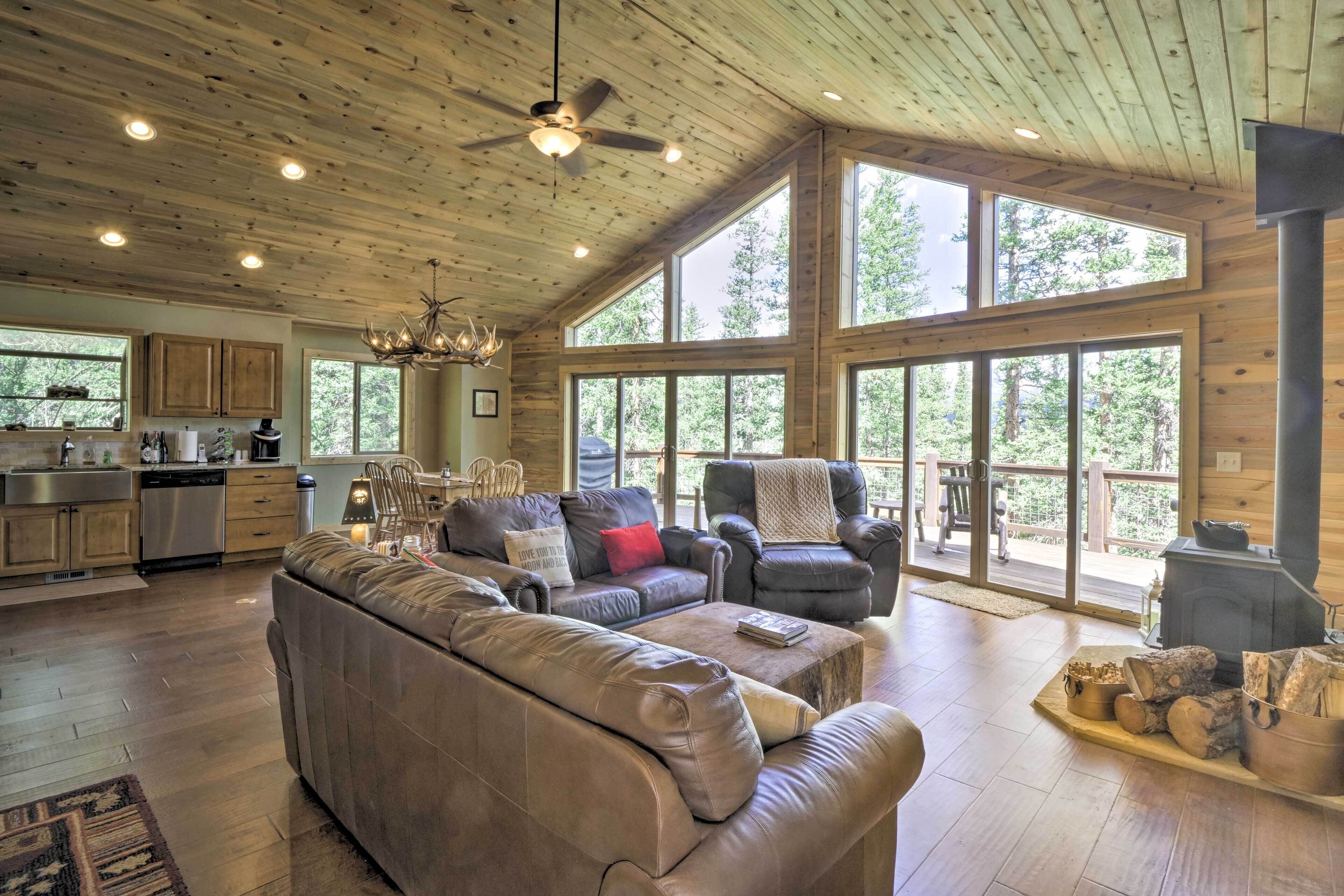 Spacious Cabin w/ Views & Deck Near Jefferson Lake