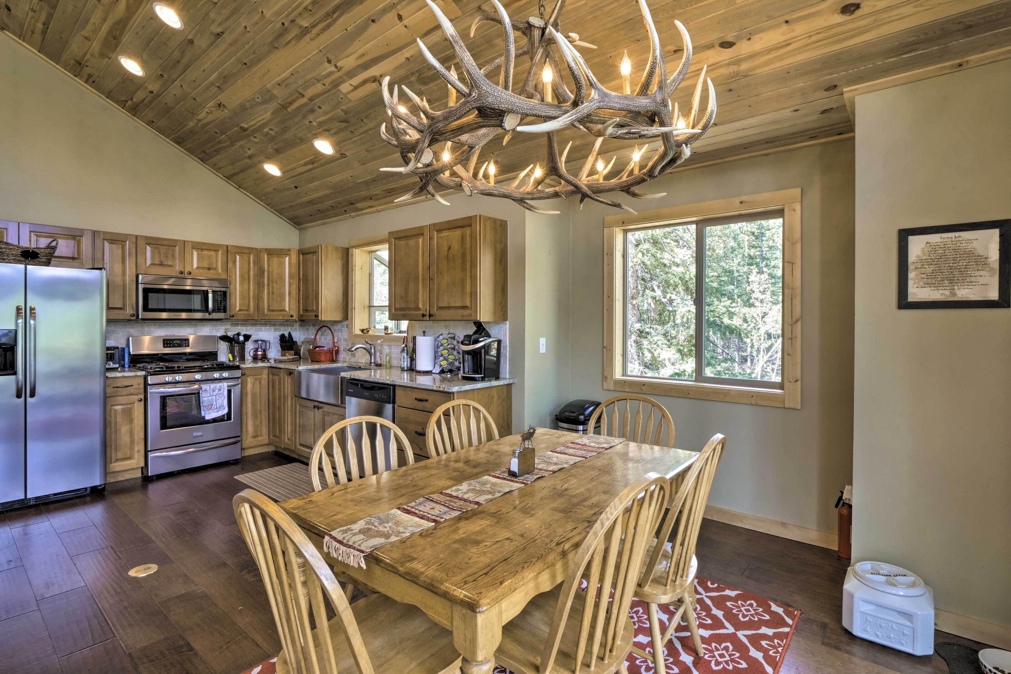 Spacious Cabin w/ Views & Deck Near Jefferson Lake