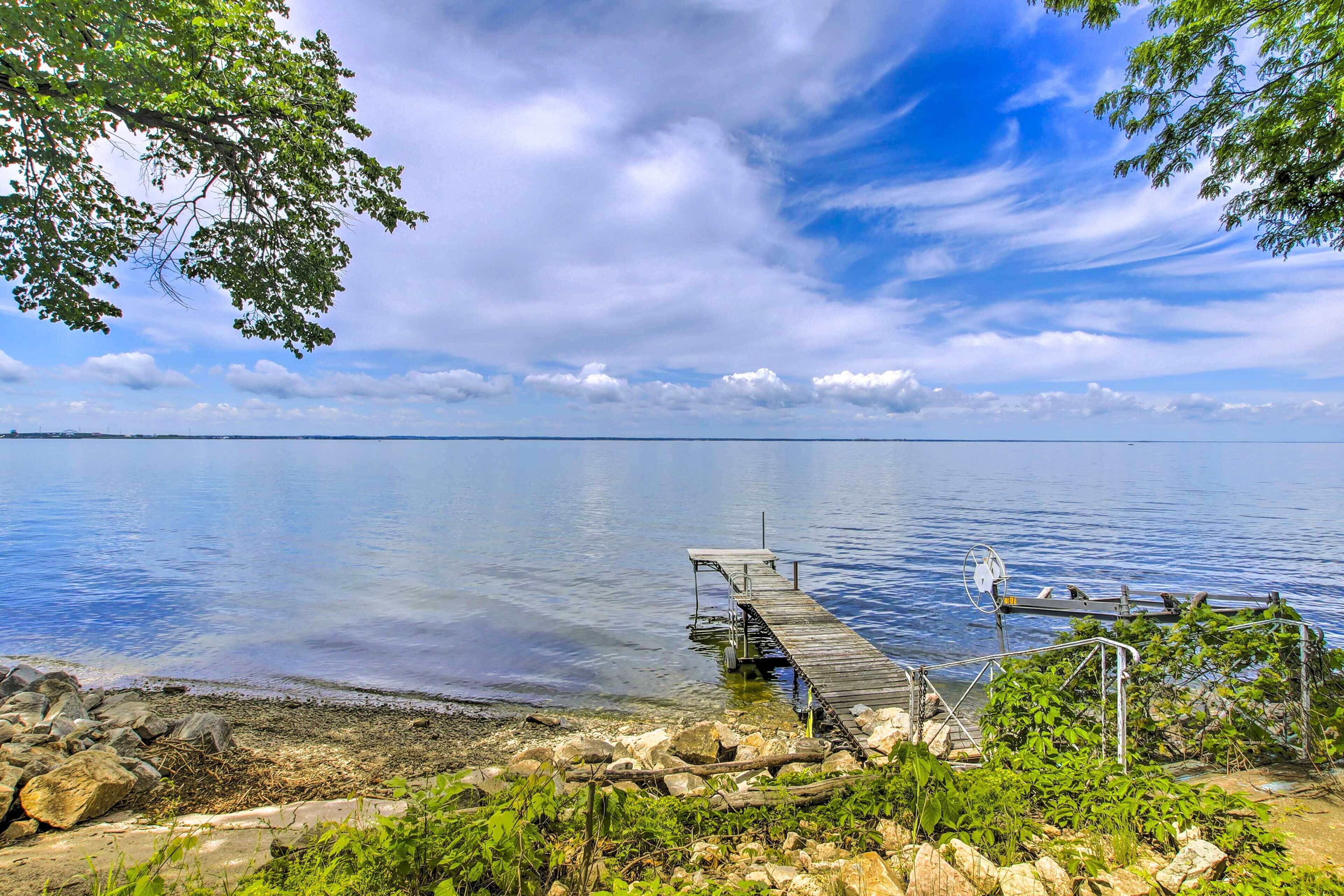 Spacious Waterfront Retreat Near Uw-green Bay