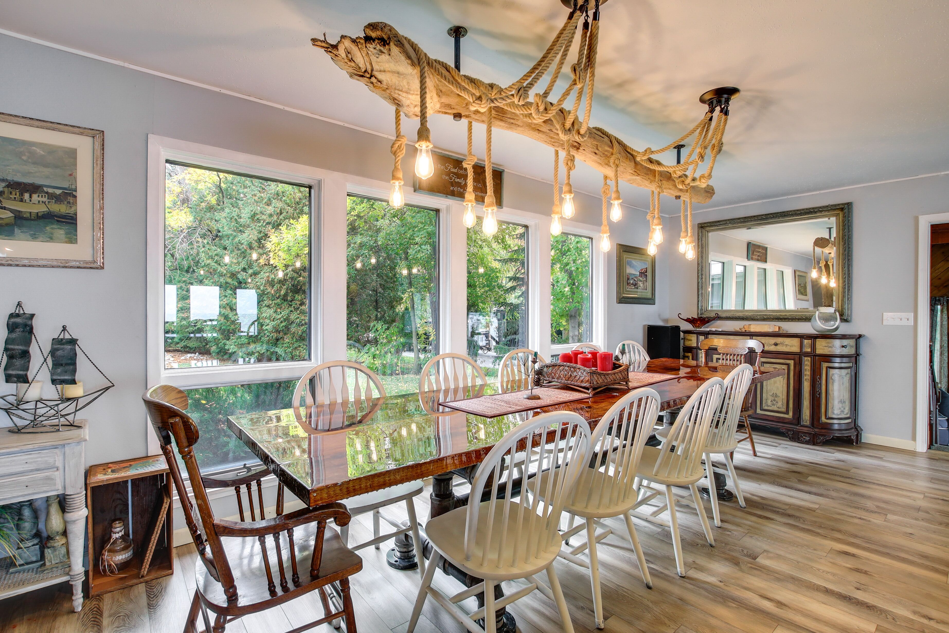 Spacious Waterfront Retreat Near Uw-green Bay