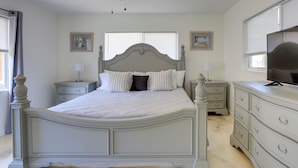 A bedroom with a bed, nightstands, a dresser, and a ceiling fan. - Dog-friendly Home w/ Patio & BBQ in Bradenton (Bradenton)