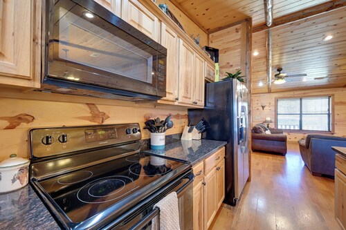 Broken Bow Cabin w/ Hot Tub & Covered Deck!