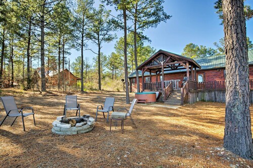 Broken Bow Cabin w/ Hot Tub & Covered Deck!