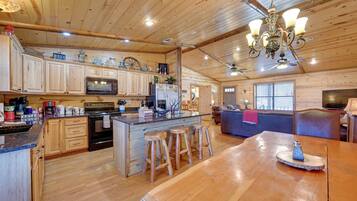 House (3 Bedrooms) | Interior