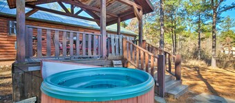 Broken Bow Cabin w/ Hot Tub & Covered Deck!