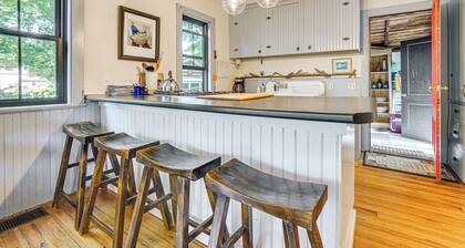 Charming Cottage w/ Patio, Walk to Boothbay Harbor