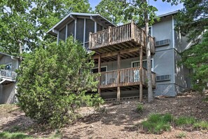 Interior - 1 Mi to Margaritaville! Cabin w/ Resort Perks (Osage Beach)