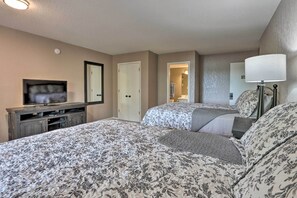 Interior - 1 Mi to Margaritaville! Cabin w/ Resort Perks (Osage Beach)