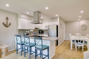 Apartment (3 Bedrooms) | Interior - Emerald Isle Condo w/ Indoor Pool & Beach Access! (Emerald Isle)