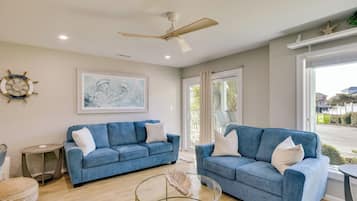 Apartment (3 Bedrooms) | Living area