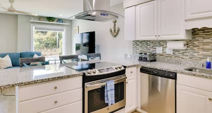 Emerald Isle Condo w/ Indoor Pool & Beach Access!